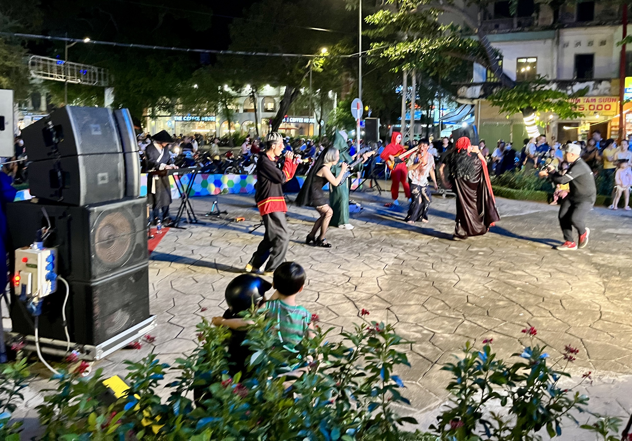 Konzert im Park der Schwestern Trưng
